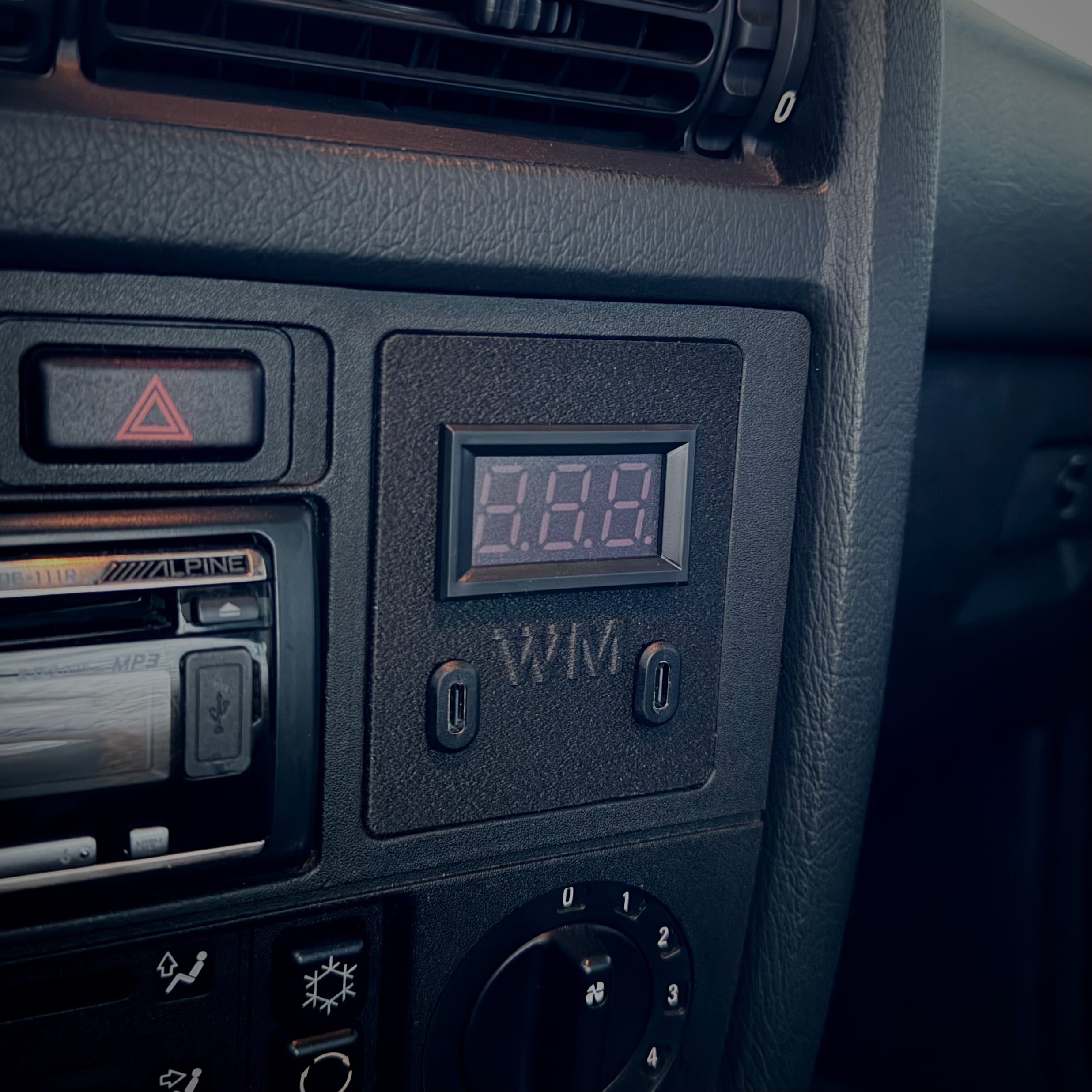 Voltmeter on-board computer bezel with USB charging function, suitable for BMW E30